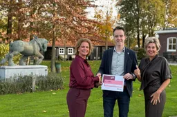 Foto 2 uitreiking 4-11-2025 Miranda Princen Paul Beurskens Miranda Schonkeren