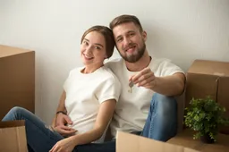 portrait-couple-holding-keys-excited-move-together
