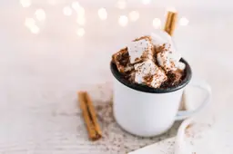 hot-cacao-with-marshmallows-white-cup
