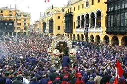 Procesion_del_Señor_de_los_Milagros.wikipedia.org