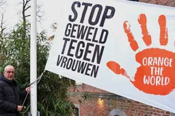 Stop geweld tegen vrouwen en meisjes.Aart Slob hijst vlag. Gemeente Lingewaard