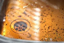 Veel te vaak verdwijnt het vet na het bakken bij het restafval, in de gootsteen of in de wc. Foto. Techniek Nederland