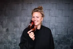 HARLEKINO _ liggend _ Troupe Courage _ LQ _ (c) Sacha Muller _