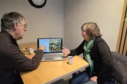 Peter Wanner en Ria Zijlstra bereiden zich voor op de voorlichtingsavond over de Gemeenteraadsverkiezingen.M. Neijzen