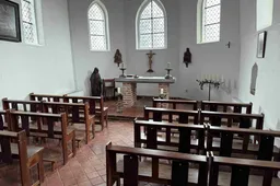 Foto Kapel.kapel Kasteel Doornenburg met banken St. Martinuskerk