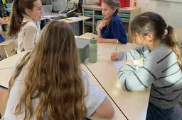 Leerlingen van De Borgwal buigen zich over de geheugentoets.(1)