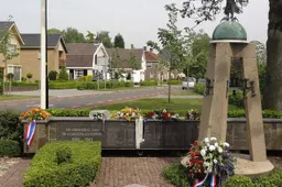 Bestand Doornenburg (Lingewaard) oorlogsmonument op plaats verwoeste kerk.JPG - Wikipedia