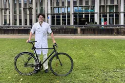 dr. Peter Slootbeek met fiets voor Radboudumc
