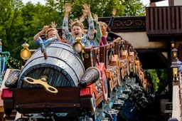 max en moritz achtbaan met bezoekers efteling 2020