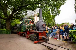 elektrische locomotief efteling trein en bezoekers