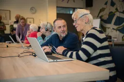 man-uitleg-hulp-vrouw-laptop-computer-digivaardiheden-klik&tik-TON_4815