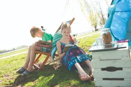 Jong en meisje lezen tent zomer