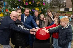 Wensboom in het licht gezet, Foto Theo Buitink
