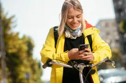 foto meisje naast fiet met telefoon