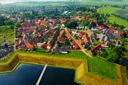 ©HartvanLimburg Lucht foto Stevensweert met deel vestingwerken-1