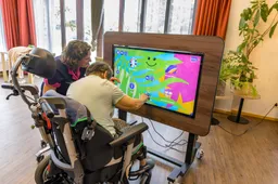 1. Carolien Kok (l) met bewoonster van verpleegafdeling (foto Peter Noy ©)