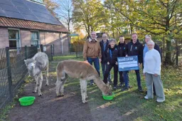 Kinderboerderij Uden ontvangt donatie (17 november 2025)