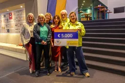 Uitreiking checque aan WensAmbulance (foto Inner Wheel ©)