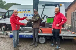Theo Vialle (l) overhandigt sleutel aan Carlo van Hout (foto Patricia van Os ©)