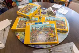 03. Overhandiging Ujese puzzels (foto Peter Noy ©))