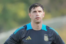 Emiliano Martinez speaks out on future as Man Utd interest in keeper heats up