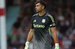Manchester United seek to end goalkeeping crisis with late move for World Cup winner