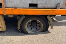 13-07-2026 Vrachtwagen zakt door wegdek 01