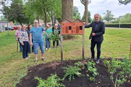 meppel insectenhotel in koedijkslanden door wethouder peterson