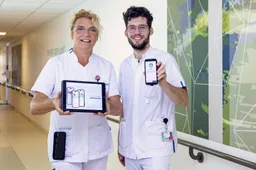 Treant Ina Geukes en Nick Laan laten de thuismonitoringsapp zien