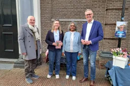 Meppel Foto overhandiging boek Madzy Madarbaks (7-3-2026)