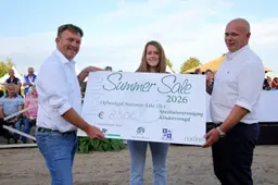 CH De Wolden Summer Sale cheque goede doel foto Hans Khoe
