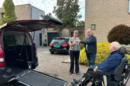 Meppel Ineke Lensen ontvangt de sleutel van de aangepaste rolstoelauto, terwijl Jan toekijkt