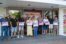 groepsfoto van de initiatiefnemers met woonservice buurtfonds cheque