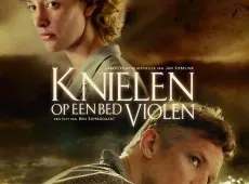 Eerste trailer Knielen op een bed violen