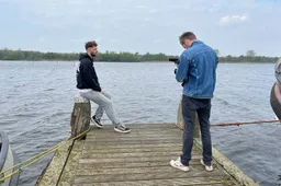 filmopnames xpedition nijkerk met deelnemer timon 2025 05 15 bruins en camera regisseur matthijs van baardewijk op zeedijk bij stoomgemaal hertog reijnout