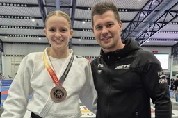 2025-10-28 Joey van Rootselaar met prijswinnaar Lauren van den Berg