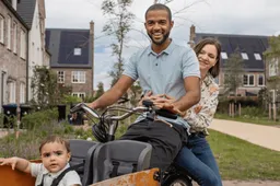 2025-10-31 man op fiets met kinderen