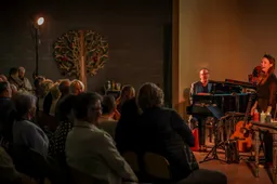 2025-12-15 Michèlle Schimscheimer leest voor uit haar boek Het gedoe dat liefde heet. (Foto Josetta Mellies en pa