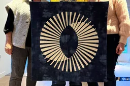 2025-12-24 Meta van Elk, Cathy Vincent en Dicky van der Veer met de quilt Infinity (foto Ben de Graaf)