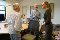 2026-04-23 wim oudejans  gefeliviteerd door college-1