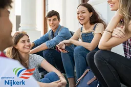 jongeren zitten lachen shutterstock 1860471412 logo nijkerk