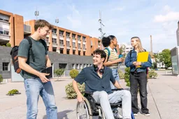 jongeren20een20in20rolstoel20 20istock 2265734802