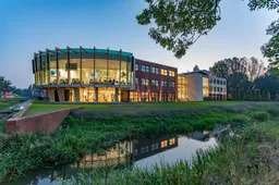 raadzaal van buiten breed 2