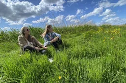 2026-05-25 twee vrouwen in het gras