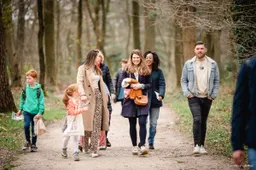 Museumpark Orientalis - Wandelende familie (Raoul van Meel)