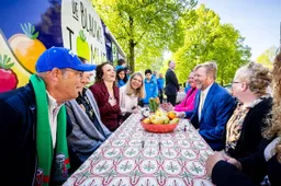 Koning Willem-Alexander op bezoek bij De Blauwe Tomaat in april. Patrick van Katwijk