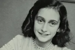 anne-frank-lacht-naar-de-schoolfotograaf-cropped