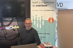 Vrijwilliger Knud zit elke donderdagochtend klaar bij het IDO in Bibliotheek Marienburg. Foto OBGZ