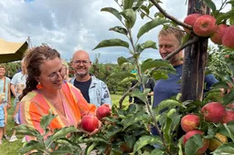 2025 - Geraldine plukt de eerste twee appels bij Vink Fruitboerderij IMG_2243