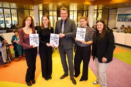 Firda Uitreiking_magazine-80jaarvrijheid